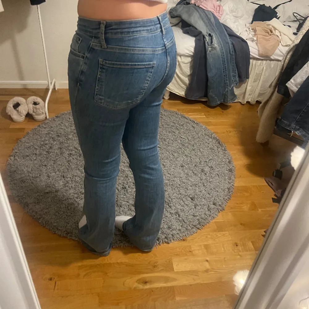 Perfekta bootcut jeans från zara!! Väldigt bra skick!🥰🥰. Jeans & Byxor.