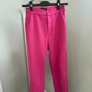 Rosa kostymbyxor  - Snygga vår/sommar kostymbyxor från Gina tricot