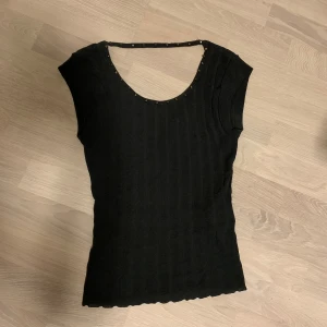 Morgan de toi topp - Snygg topp med coola metalldetaljer från morgan de toi🎀 Storlek S och är gjort av stretchigt material! Svarar gärna på frågor om mått, prisförslag osv❤️