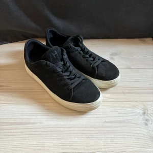 Mocka Skor - Selected Homme - Säljer mina mocka skor från Selected Homme i storlek 43. Inte använda jättemycket, så därav är skicket väldigt bra!  Nypris: 1200kr Skick: 7/10  Vid minsta fråga/fundering är det bara att skicka ett meddelande!