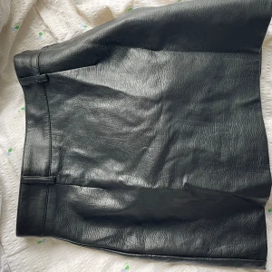 Kjol i fejkläder - En superfin kjol som jag endast använt ett fåtal gånger då den inte riktigt är min stil. Men därför är den precis som ny i kvaliteten 😍