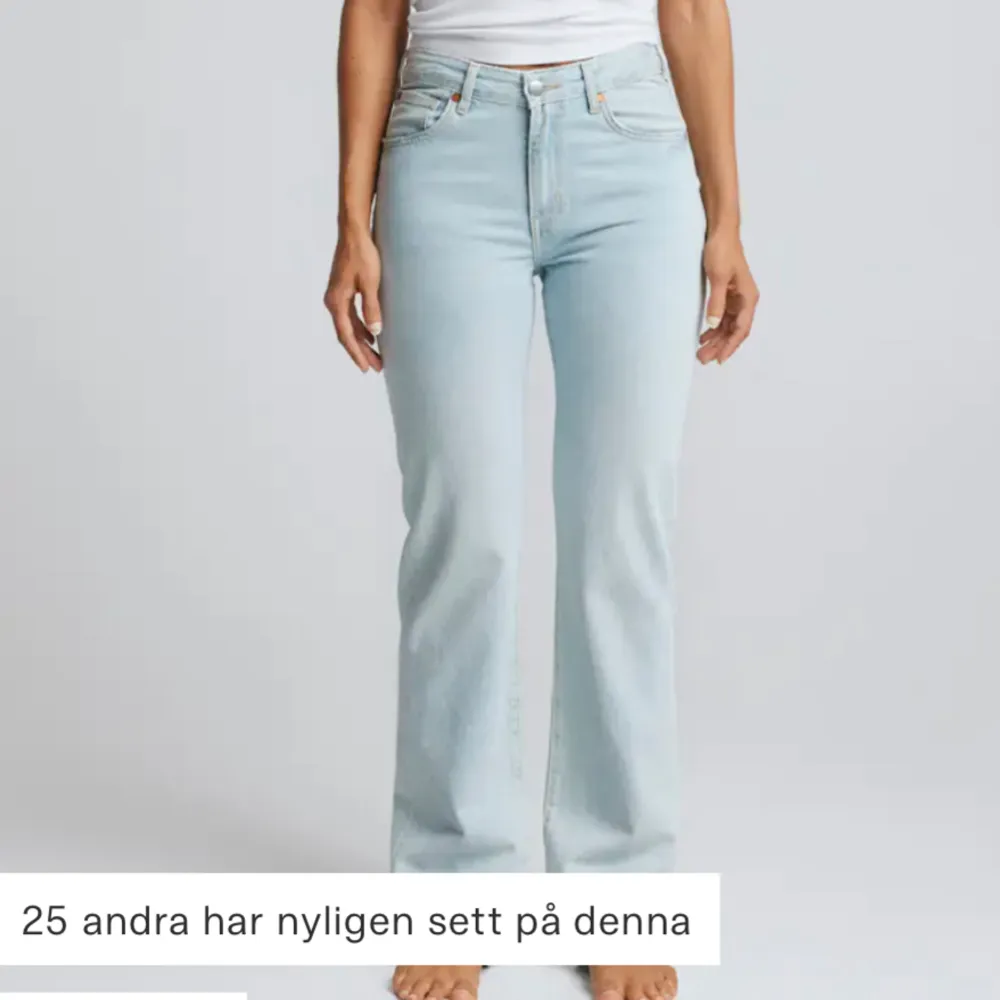 Low waist straight jeans från bikbok i en ljusblå färg, väldigt bra skick🥰 Storleken är waist 24 lenght 32. Jeans & Byxor.