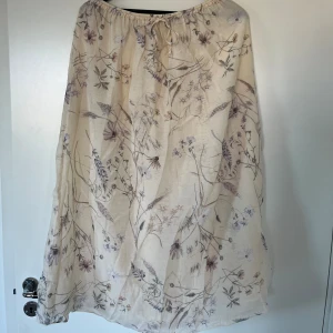 Långkjol från HM - Såå fin långkjol från HM. Storlek M.  Kan hämtas hos mig i Göteborg eller skickas mot att köparen betalar frakt. 