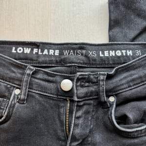 Svarta jeans från Bikbok str XS 31💗 knappt använda, dem är svarta men ljuset får dem att se gråa ut☺️ 