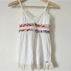 Linne - Y2K, går inte att få tag på längre. Mycket bra skick. Storlek XS, har tyvärr ingen bild på då den är för liten. Köp gärna via KÖP NU.