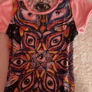 T-shirts med psykadelisk tryck  - Har legat i min garderob sen jag köpte den.