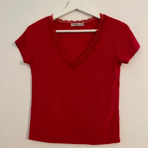 Tröja med spetskrage - Härligt röd t-shirt med spetskrage, använd några gånger