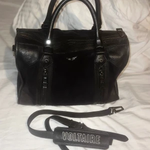 Zadig & Voltaire Väska - Säljer min superfina mörkblå Zadig väska. (Ni ser färgen på sista bilden). Har inga defekter! Köpt i Danmark som helt ny, ordinarie pris 5 500kr. Ni får med dustbag och äktighetsbevis. Skriv privat för fler frågor💗