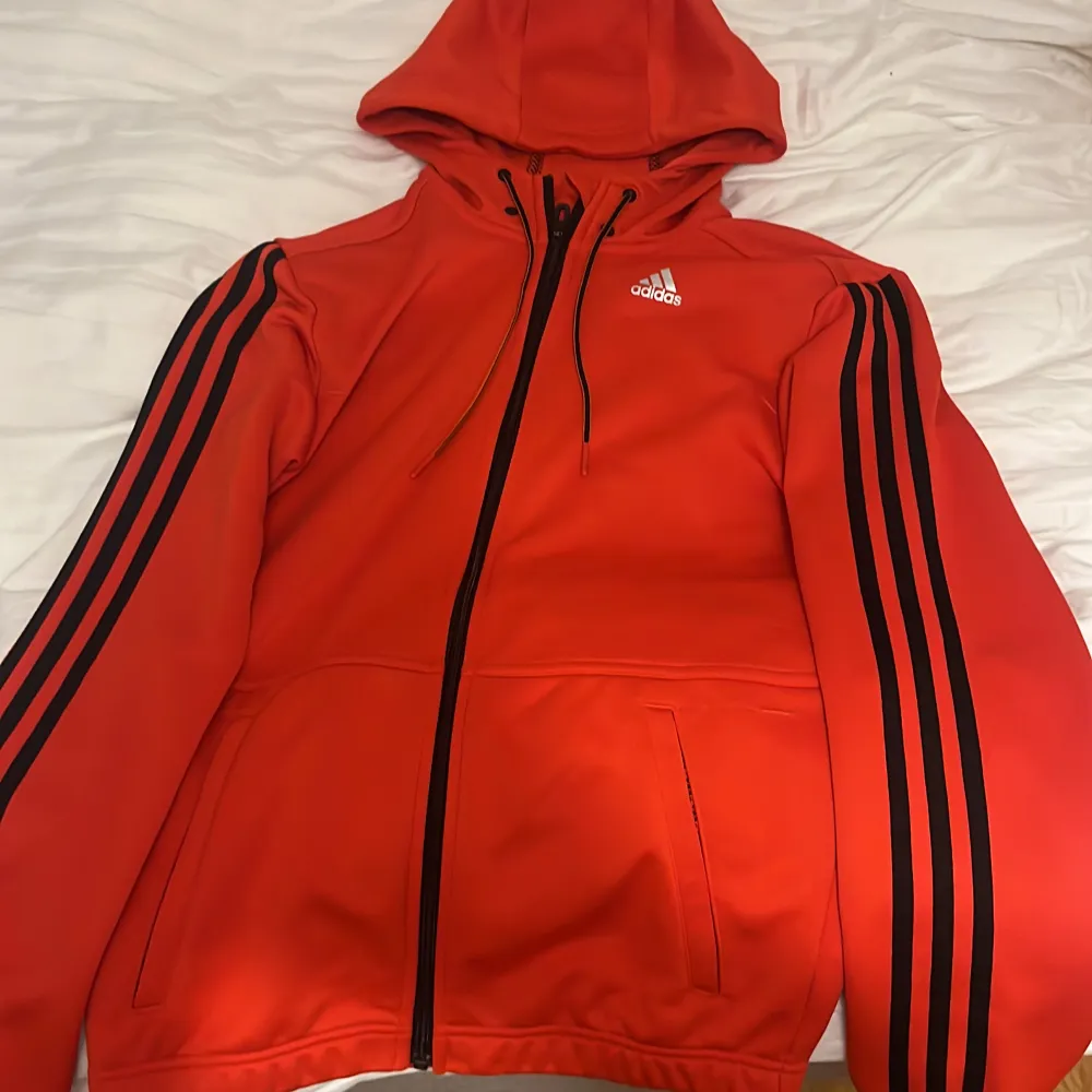 En röd fin addidas hoodie\ huvtröja använd max 5ggr. Säljer pgr att jag aldrig använder den!!. Hoodies.