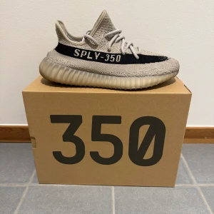 Yeezy Boost 350 V2 Slate - Säljer mina Yeezy Boost 350 V2 Slate då dom inte används. Endast använda ett fåtal gånger så i fint skick.  Storlek 41 1/3.  Finns att hämta i Örnsköldsvik eller skickas på köparens bekostnad.