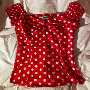Söt vintage topp - Storleken är XS, men skulle säga att den passar bättre S. Säljer eftersom att den aldrig har kommit till användning. Det är bara att skriva om man vill ha mer bilder eller undrar något ❤️