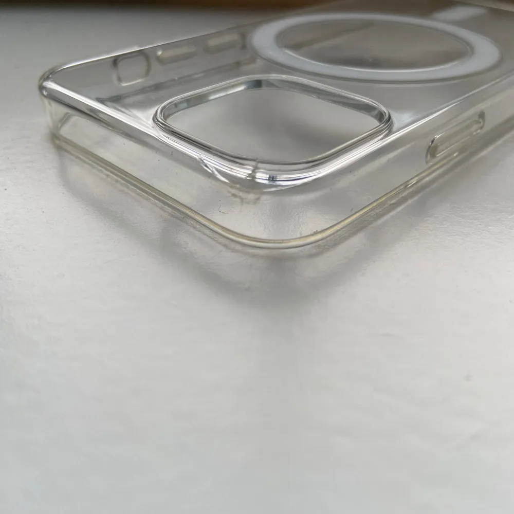 Säljer ett fullt fungerande MagSafe skal till iPhone 13 mini. Skalet har en spricka (se bild) men inget man stör sig på. Priset är anpassat efter skicket! Nypris: 799kr. Accessoarer.