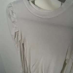 Söt tröja  - Topp från NA-KD, vet ej om den säljs längre tror jag köpte för ca 300-350 kr. Säljer för 199:- Säljer då dne inte kommer till användning särkilt mycket, använd max 5 ggr🤗