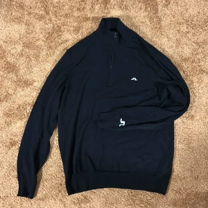 J.Lindeberg half zip - Skick 7/10. Nypris 1600. Sjyst tröja som vinterbulken förhindrade mig från att bära. Materialet är lite tunnare och luftigare. 
