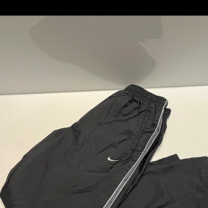 Nike trackpants - Säljer dessa sällsynta vintage trackpants ifrån Nike för ett mycket bra pris. Storlek S skick 8/10 Pris kan diskuteras! Dm för minsta funderingar!
