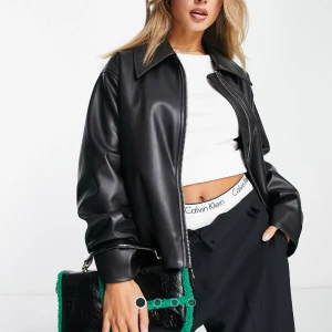 Vårjacka  - Säljer min slutsålda jacka i läderimitation från ASOS i storlek 38. Helt ny och har tyvärr aldrig kommit till användning. Kan skicka fler bilder vid intresse 🥰 Nypris:789kr