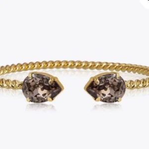 Caroline svedbom armband  - Säljer mitt jättefina carolie svedbom armband, köpte för 1300 kr för ett år sedan. Armbandet har tappat lite guldig färg men inget som påverkar armbandet❤️