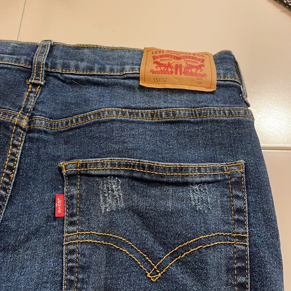 Snygga levis jeans som passar med allt helt ny skick 8/10 men bara en defekt på bakfickan . Jeans & Byxor.