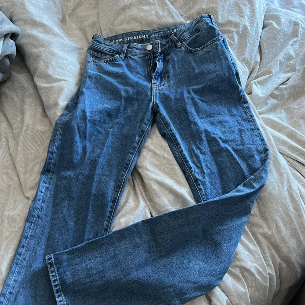 Jätte fina jeans från Bikbok som är oanvända. Köpt för 599. . Jeans & Byxor.