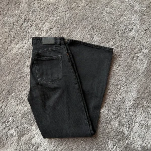 Monki jeans - Yoko jeans från monki i ”tall” och storlek 27 i midjan. Säljer pga att de blivit för små för mig! De är midwaist och har raka/vida ben. Litet hål högst upp men det går att laga! Kan gå ner i pris för vill bli av med dessa då de tar mycket plats❣️