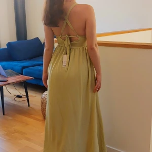 Balklänning - Oanvänd balklänning från märket NA-KD, den är golvlång och har en fin somrig färg. Skriv till mig om ni har frågor eller vill ha fler bilder! 