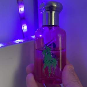 ralph lauren big pony pink parfym i 30ml köpt ny för 495kr säljes för 295 då jag använt en del som kan ses på bilderna🩷