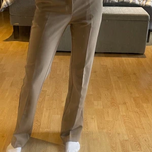 Kostym byxor - Snygga kostymbyxor från neo noir. Aldrig använda, är i nyskick💓 Dom är lågmidjade & bekväma men tyvärr lite stora på mig, perfekta till hösten! Nypris 699, säljer för 299