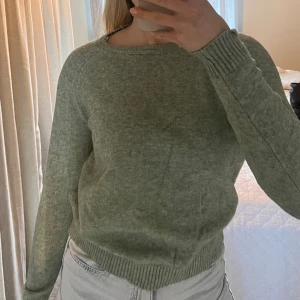 Stickad tröja  - Grön stickad tröja från vero Moda! Alsing använd💚