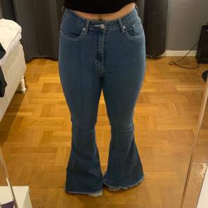 Säljer dessa flare jeans eftersom de är för långa för mig och aldrig kommer till användning. Dom är aldrig använda och har ett skönt material. Dom är för långa för mig (156cm) vilket syns på bild 2 och 3