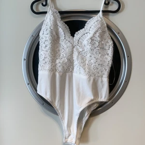 Vit spets body - Helt ny oanvänd fin vit body. Perfekt till sommaren eller studenten!  Pris kan diskuteras vid snabb affär🫶🏼