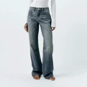 Galet snygga jeans från Zara, säljer pga fel strl. Lite slita längst ner! Strl 40