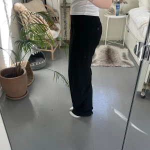 Kostymbyxor  - Svarta kostymbyxor från Bershka i storlek 36. Säljer eftersom de inte kommer till användning☺️Skriv vid frågor och fler bilder💗