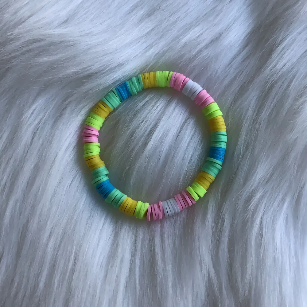 En fin armband med ljusa färger och med mönskter den tog Typ 29min att göra den här! Du kan följa mig på tik tok eller på YouTube om du Vill see när jag gör mina armband. Den är handgjord . Accessoarer.