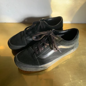 Snygga vansskor  - Perfekta vårskorna. Säljer mina helsvarta vansskor i mocka då de inte längre kommer till användning . De är varsamt använda. Sulan är lite sliten men annars är de som nya. Snörena är bytta en gång. Inköpta för 799kr. Hör av dig vid frågor🫶🏻