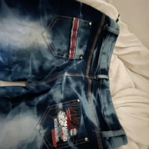 Coola jeans - Jag säljer mina ass coola jeans eftersom att de är förkorta på mig i längden. De är omsydda men de blev perfekt. Inga skador. Str 34-36