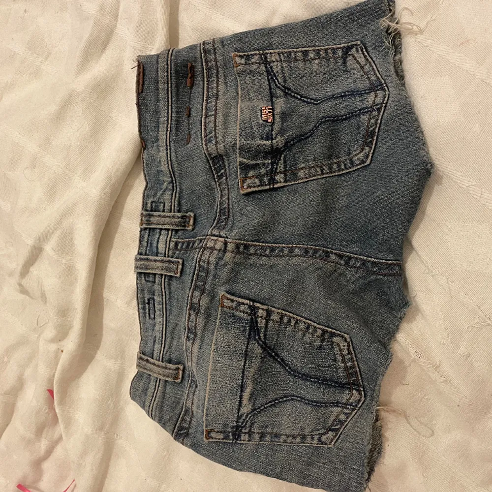 Jag tror det va jeans från början, men det är i bra skick❤️ midjemått rakt över 34.. Shorts.