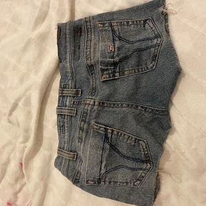 Miss sixty shorts - Jag tror det va jeans från början, men det är i bra skick❤️ midjemått rakt över 34.