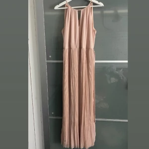 Balklänning - Jättefin ljusrosa lång balklänning! Använd vid ett tillfälle så jättefint skick, som ny!💞 Färgen på första bilden är mer som i verkligheten än andra bilden. 