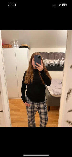 Svart finstickad tröja  - Svart finstickad tröja från hm i storlek s❤️säljer för 50❤️