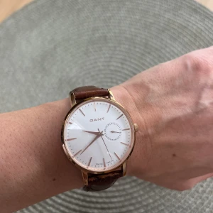 Gant armbandsur med läderband - Guldfärgad, vit urtavla Läderband 22mm i bredd Batteriet behöver bytas