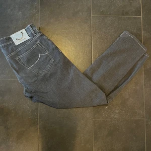 Jacob Cohen Jeans - - Märke: Jacob Cohen - Modell: Modellen går inte och köpa längre (väldigt rare) - Färg: gråa - Storlek: 34 - Skick: Väldigt bra skick inget som är skadat eller liknande 9/10   Nypris: 5000-6000kr Pris: 1250kr Skriv om ni är intresserade!!