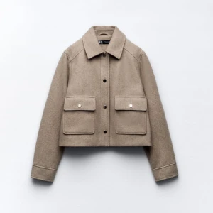 Zara kappa - Säljer min zara kappa som är sand beige färgad. Skit snygg men har köpt en i svart så denna kommer ej till användning. Enbart använd en gång och slutsåld. Köpt för 400 men säljer för 250kr💕(gick ner i pris extremt mycket så kommer inte sänka mer)