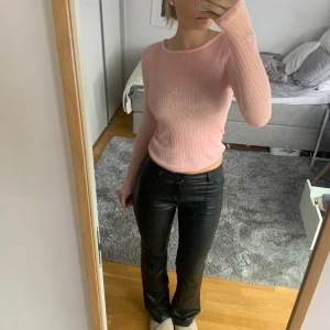 Rosa tröja från Hm - Köpte denna tröjan från Hm för några månader för att jag tyckte den va fin men efter att jag hade köp den så märkte jag att den var för liten så det blev att jag inte använde den. Så den är som ny. 
