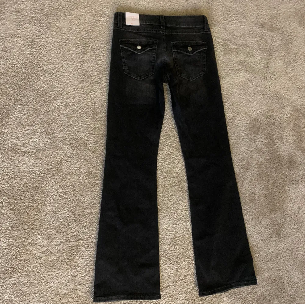 Säljer dessa skitsnygga jeans från Gina tricot young för att dem inte kommer till användning❤️ Dem är helt oanvända och dem har kvar prislappen på❤️nypris: 349. Jeans & Byxor.