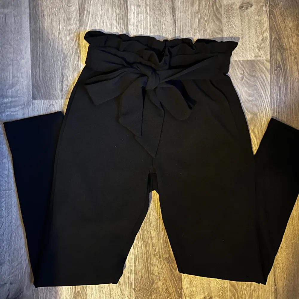 Ett par svarta kostymbyxor som är använda 3 gånger. Passar mellan S och M då de är lite små i storlek. Väldigt fint skick! . Jeans & Byxor.