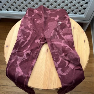 Camo tights gymshark - Jättefina camotights från gymshark i burgundy. Strl S. Tightsen har scrunch i rumpan💗