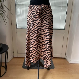 NY! Kjol från Only strl 40 - Helt ny kjol från Only i strl 40 Med lapp kvar Nypris 400kr