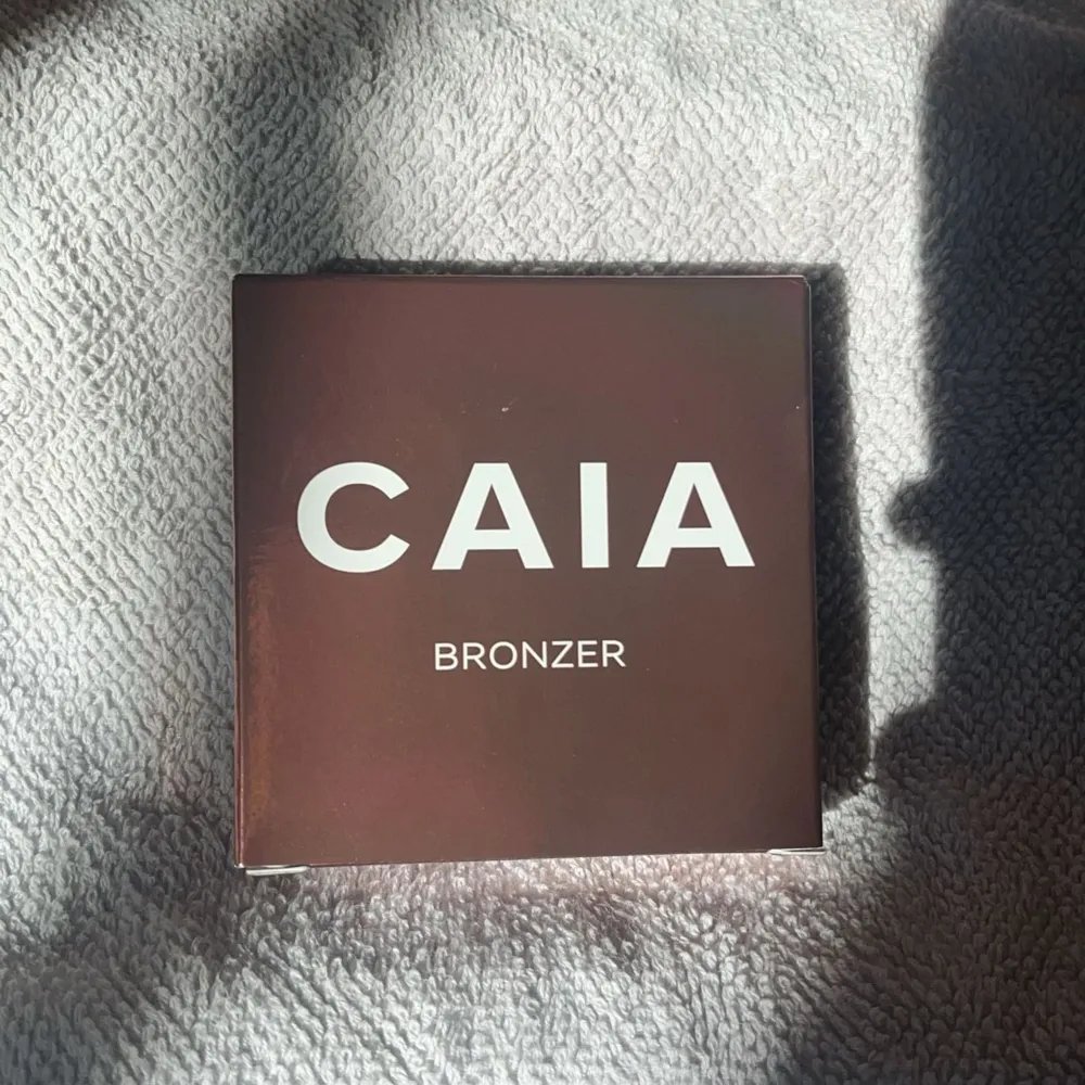Säljer min Caia bronzer i färgen la digue som aldrig är öppnad ur kartongen. Säljer då jag hittat en annan bronzer jag gillar väldigt mycket mer!🫶🏼. Övrigt.