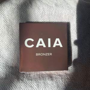 Säljer min Caia bronzer i färgen la digue som aldrig är öppnad ur kartongen. Säljer då jag hittat en annan bronzer jag gillar väldigt mycket mer!🫶🏼