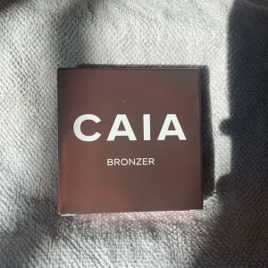 Caia bronzer ”la digue” - Säljer min Caia bronzer i färgen la digue som aldrig är öppnad ur kartongen. Säljer då jag hittat en annan bronzer jag gillar väldigt mycket mer!🫶🏼